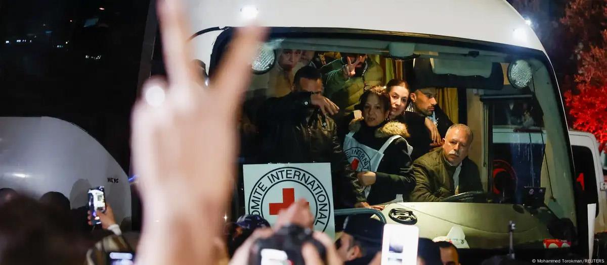 Libera Israel a palestinos tras recibir cuerpos de rehenes