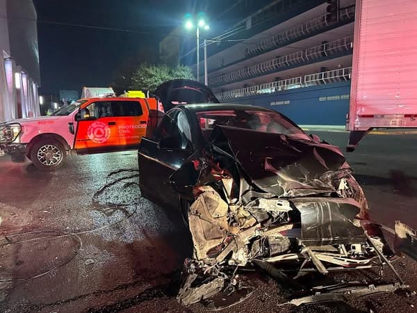 Un saldo de dos lesionados dejó el choque entre un tráiler y un vehículo Tesla, la madrugada de ayer en el centro de Monterrey.