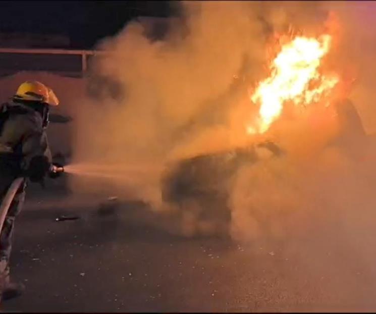 Arde camioneta en el Centro