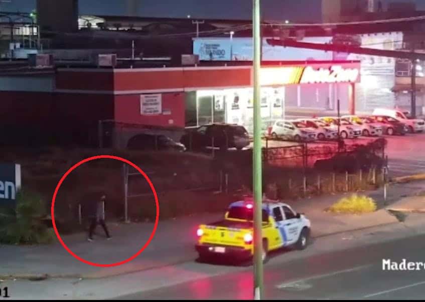 En el momento que presuntamente sustraía diversos artículos del interior de un vehículoestacionado, fue detenido por elementos de la Policía de Monterrey en el centro de la ciudad.