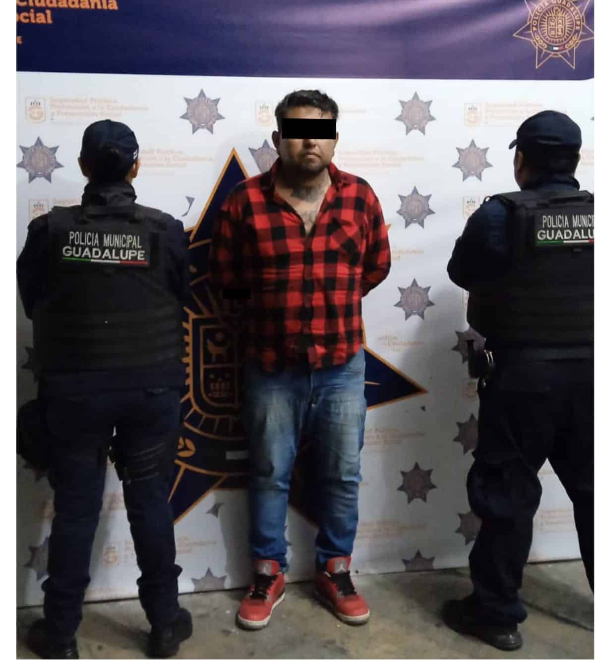 En posesión de un chaleco antibalas y droga, un hombre fue arrestado por elementos de Seguridad Pública de Guadalupe, cuando se desplazaba en un triciclo.