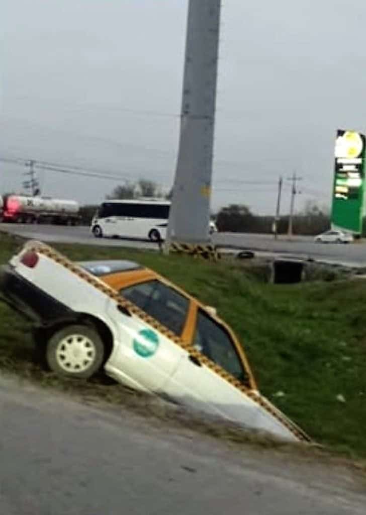 Un trabajador del volante que presuntamente, conducía bajo los efectos de las bebidas alcohólicas, terminó volcando en un canalón pluvial en el municipio de Cadereyta.