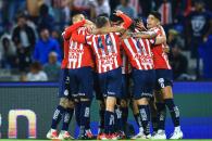 Caos en Chivas, pero ganan a Pumas
