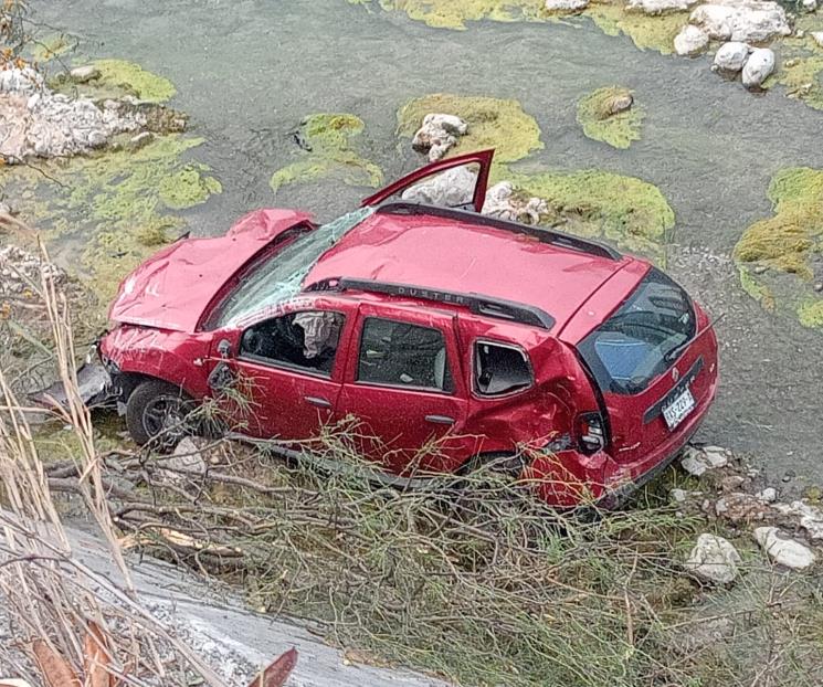 Cae camioneta al lecho del Río SC en San Pedro