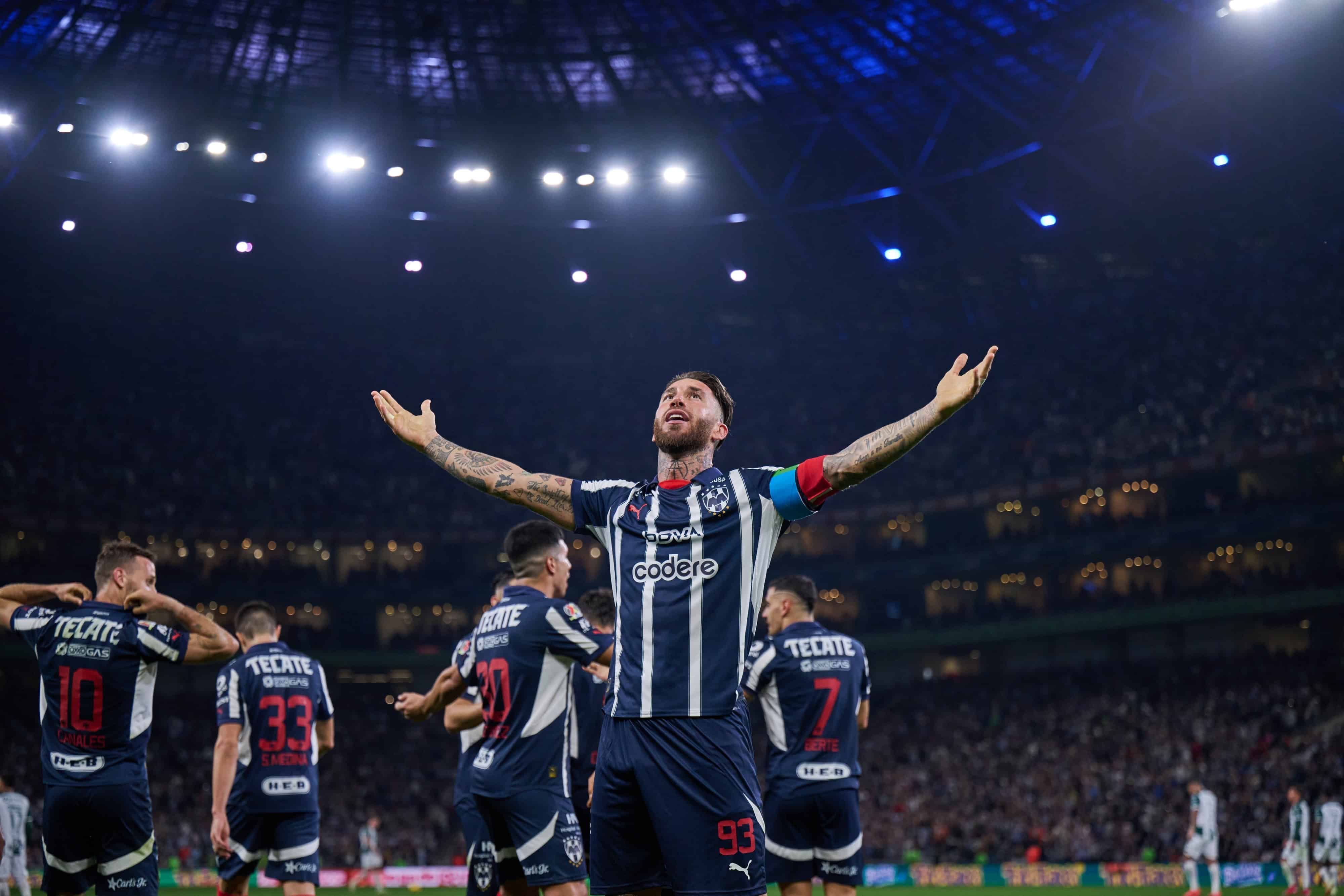 Sergio Ramos anota su primer gol con Rayados.