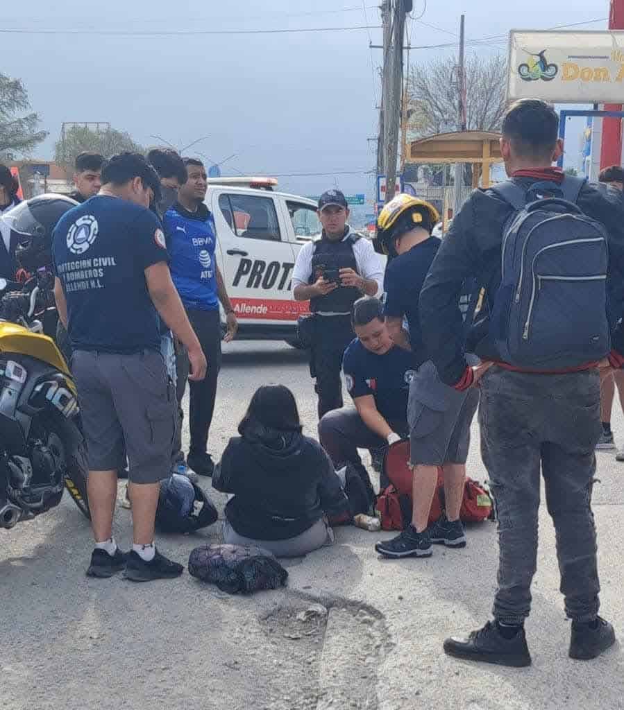 Una mujer resultó con diversas lesiones, al derrapar la motocicleta en que viajaba como acompañante, en el municipio de Allende, Nuevo León.