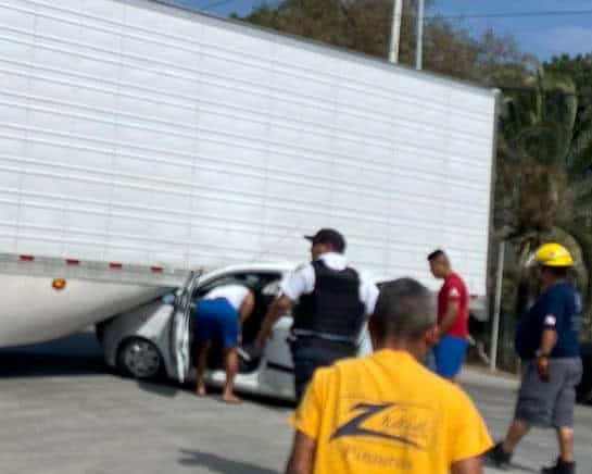 Un hombre terminó con lesiones de consideración, al estrellar su automóvil, contra la caja de un tráiler, en el municipio de Allende, Nuevo León.