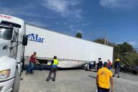 Impacta auto contra tráiler Impacta auto contra tráiler