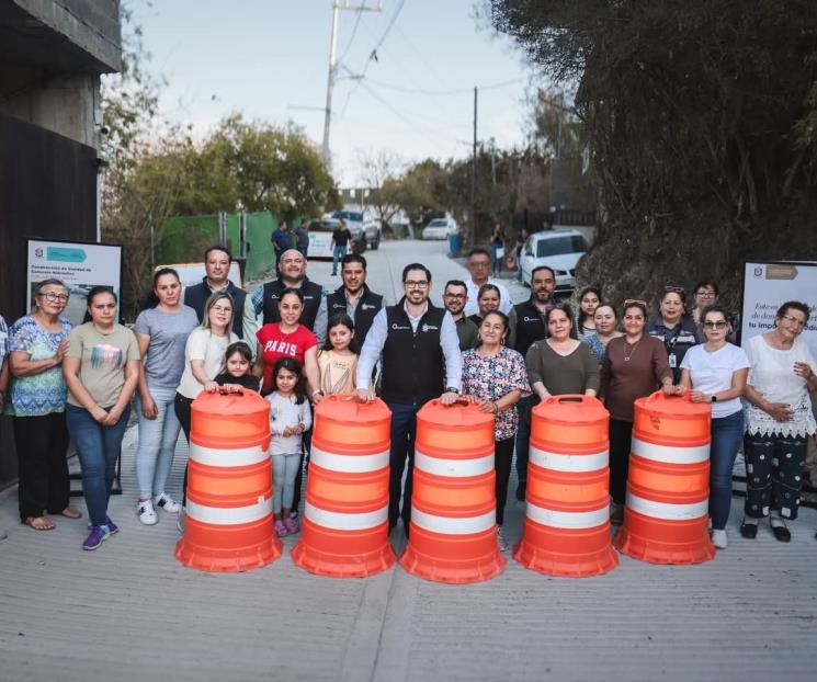 Entrega David de la Peña obra de pavimentación en Privada La Loma