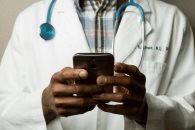 Presentam Dragon Copilot, una IA que mejora las consultas médicas Presentam Dragon Copilot, una IA que mejora las consultas médicas