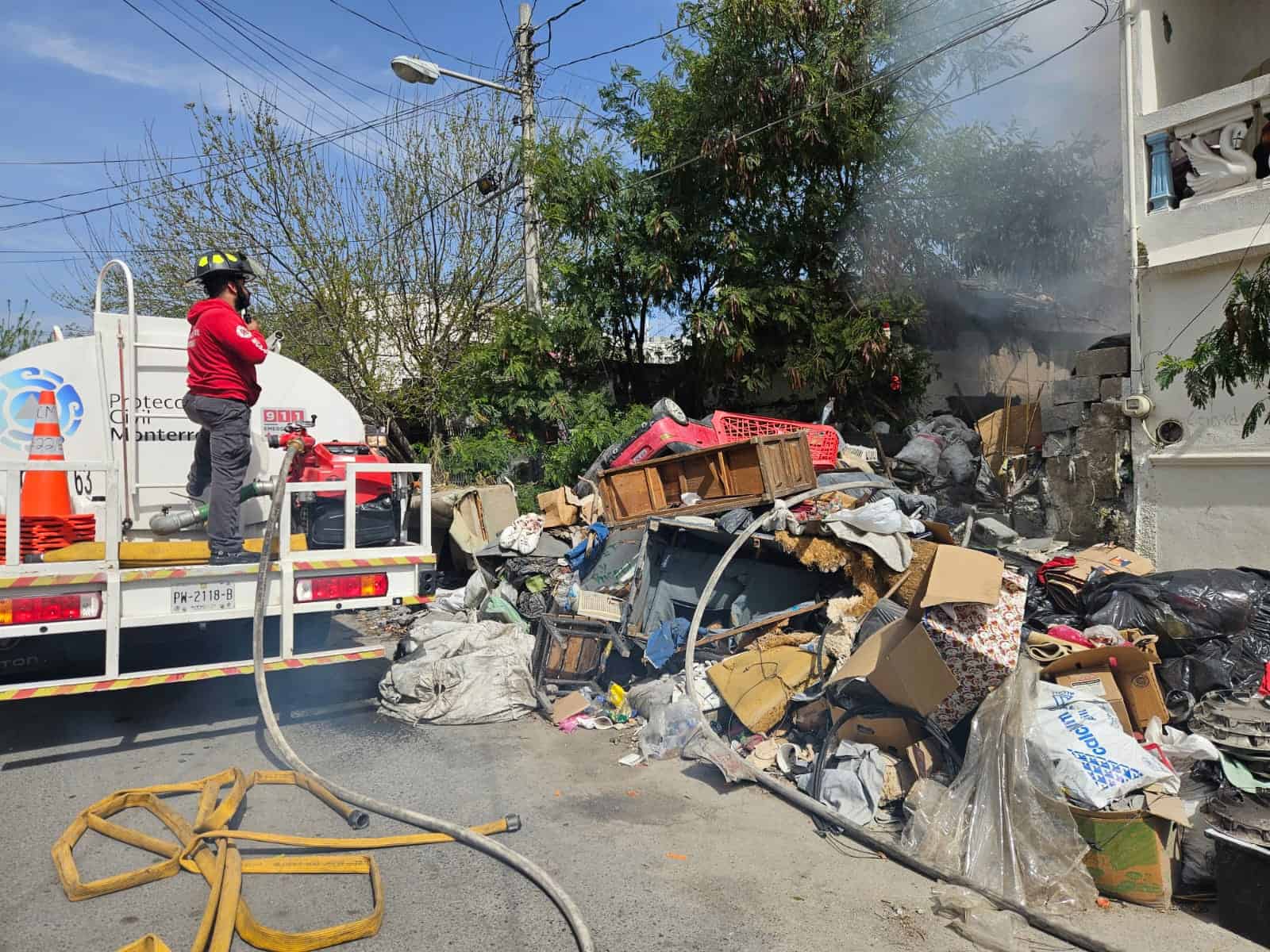 Un domicilio en situación de abandono y donde había una gran cantidad de basura acumulada, movilizó ayer a las autoridades en la Colonia San Bernabé, al norte de Monterrey.