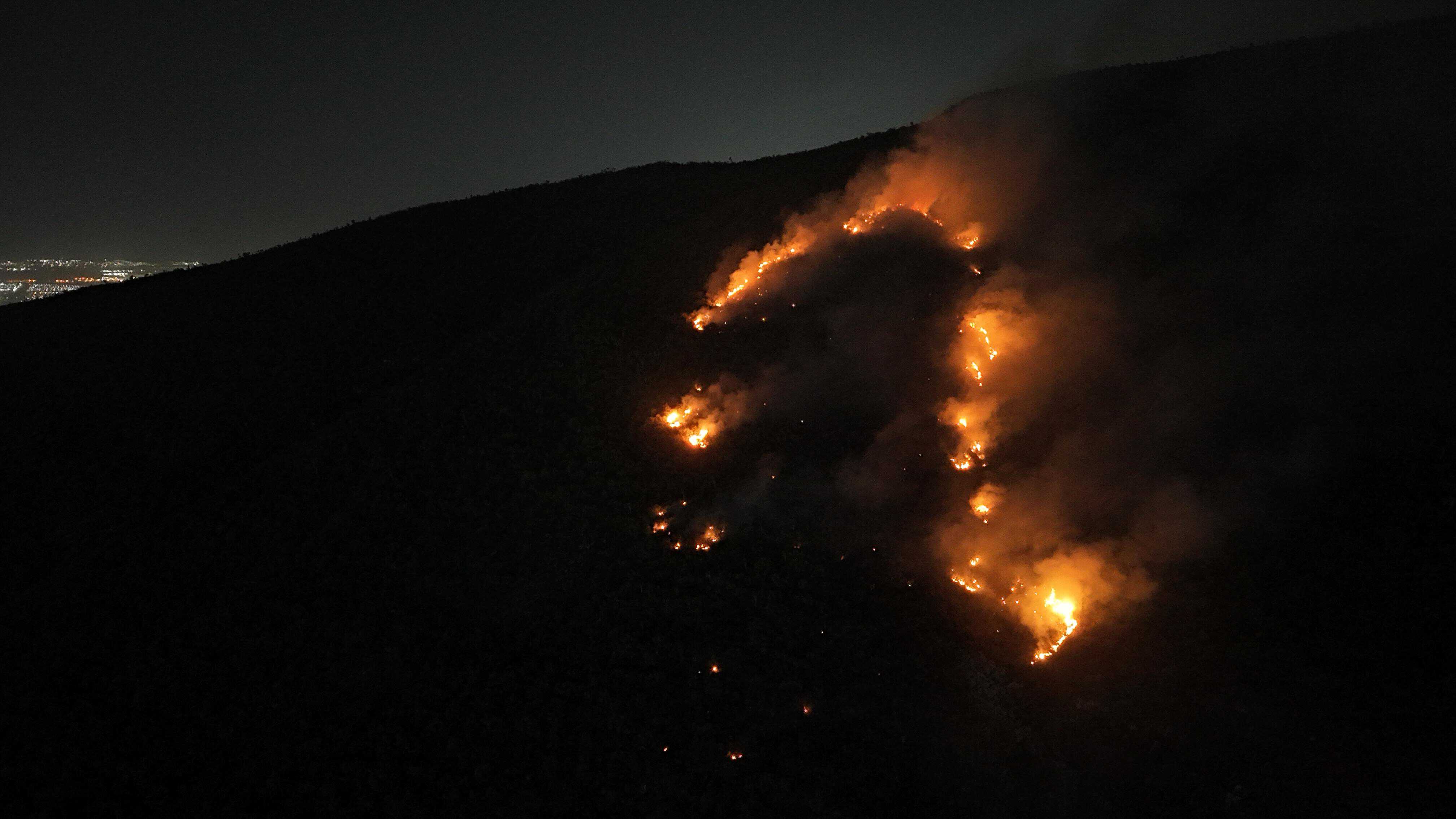 Un siniestro forestal en las faldas del cerro del Topo Chico, movilizó a los cuerpos de rescate, quienes lo combaten, al norte de la ciudad.