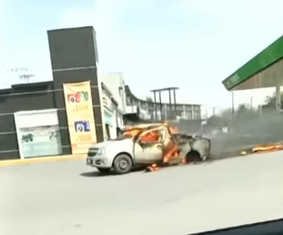 Momentos de pánico es el que vivieron los trabajadores y clientes de una gasolinera, ubicada en el municipio de Apodaca, al registrarse el incendio de una camioneta, frente a sus instalaciones.