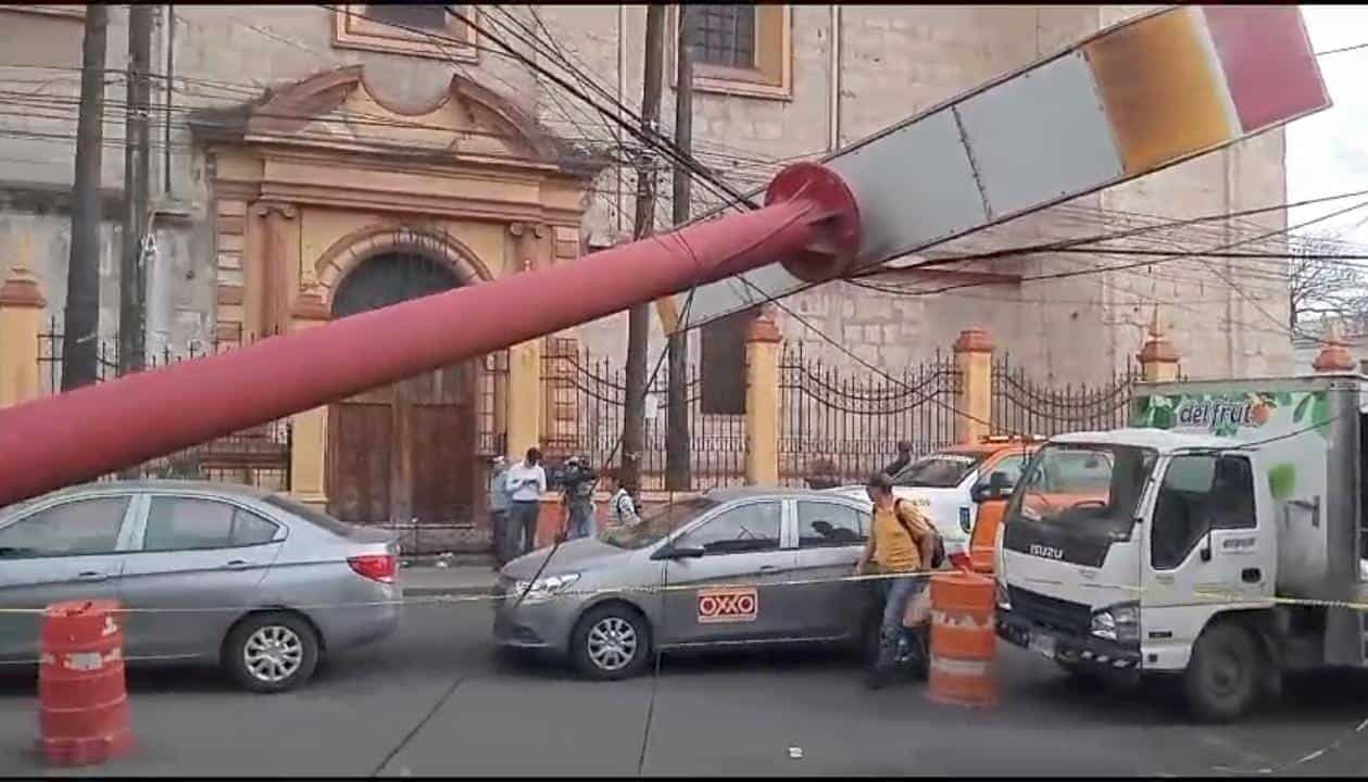 En el centro de la ciudad, alrededor de las 08:00 horas, el anuncio de una tienda de conveniencia fue derribado por el viento, lo que llevó a la movilización de las autoridades, en calle Ruperto Martínez casi esquina con Juan Méndez.