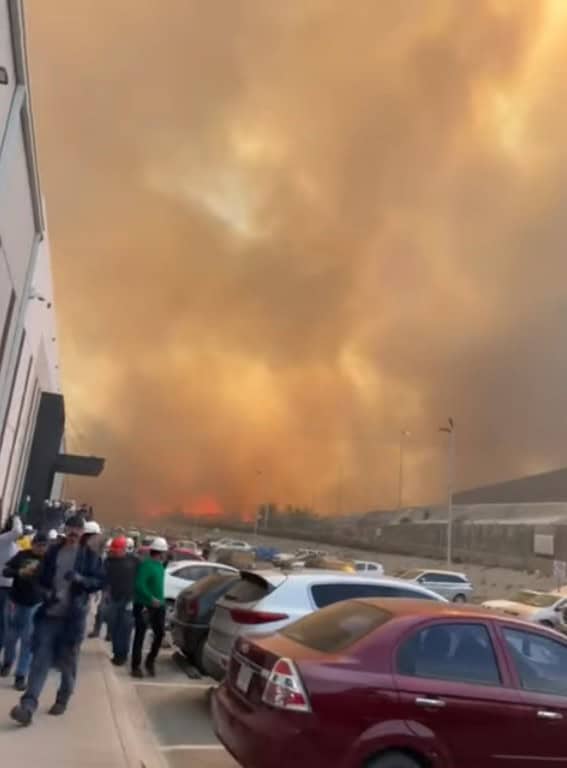 Una intensa movilización de los puestos de socorro, se registró en los límites de los municipios de Santa Catarina y García, al reportarse un mega incendio, que afectó a diez plantas industriales, entre ellas la empresa Vitro.