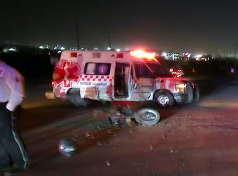 Fallece motociclista tras chocar con camión de personal en Apodaca