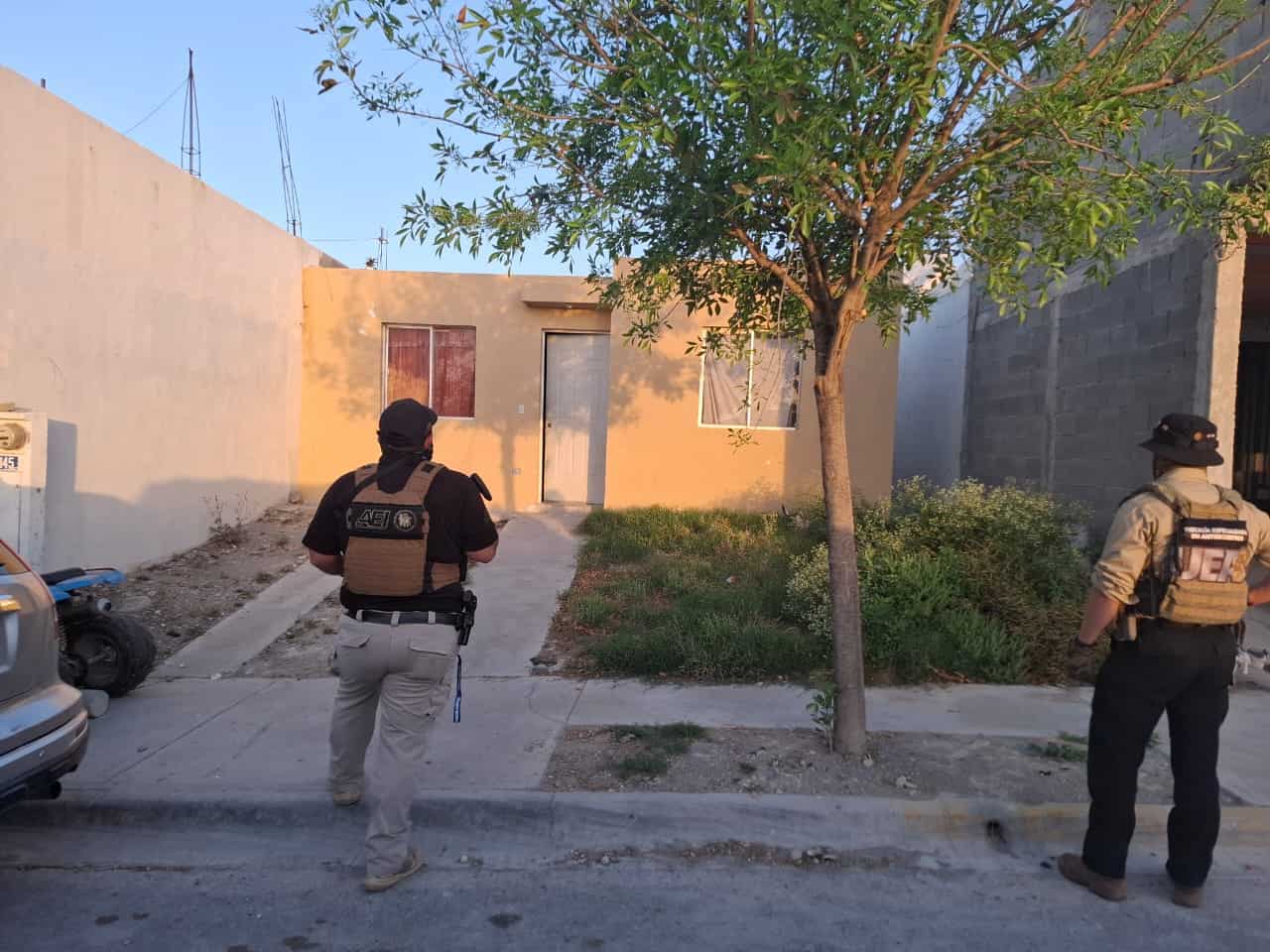 En seis cateos simultáneos realizados por la Fiscalía General de Justicia en los municipios de Apodaca, San Pedro y García, como parte de las indagatorias por el secuestro de una menor liberada el viernes pasado en Juárez, se arrestaron a cinco personas, además de asegurar armas y droga.