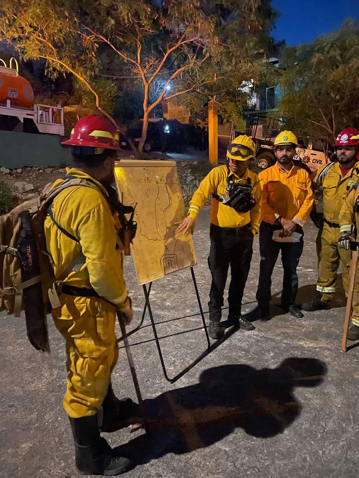 Elementos de Bomberos y efectivos de Protección Civil continuaron ayer con el combate al incendio en el Cerro del Topo Chico.