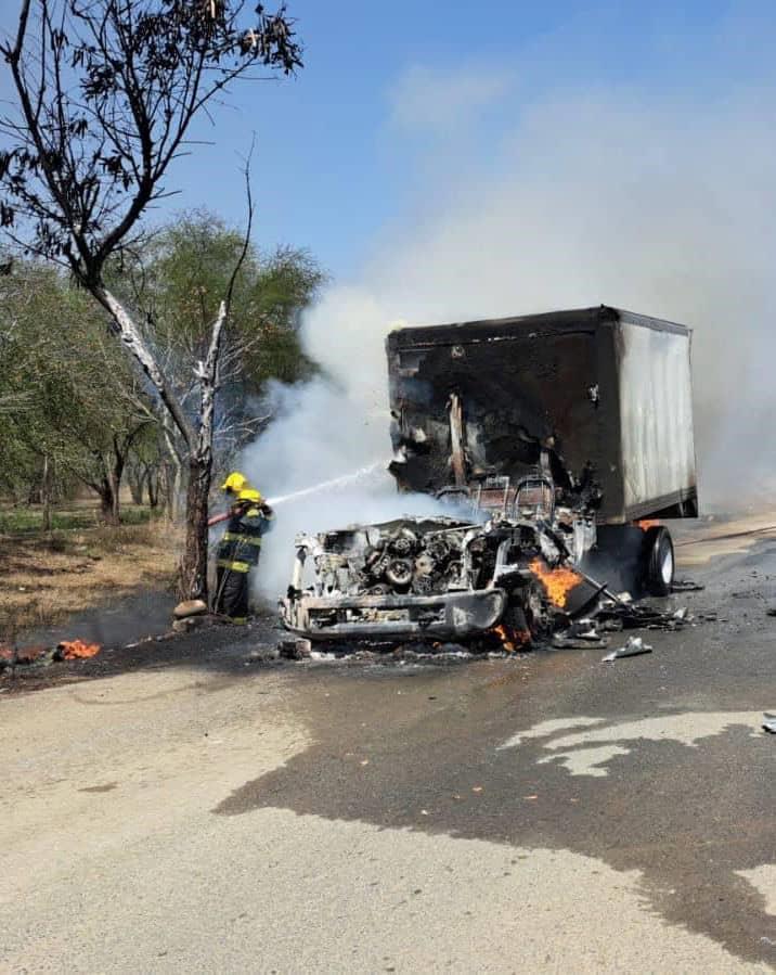 Arde camioneta en Montemorelos