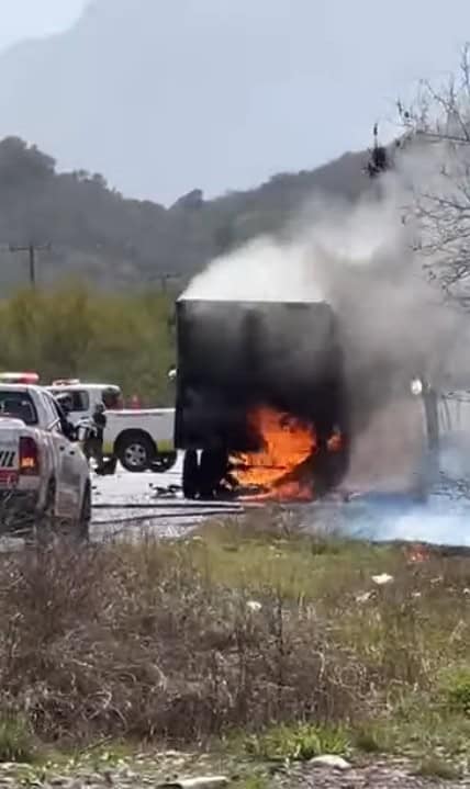 Una camioneta repentinamente se incendió debido a una falla mecánica, en un camino del municipio de Montemorelos.