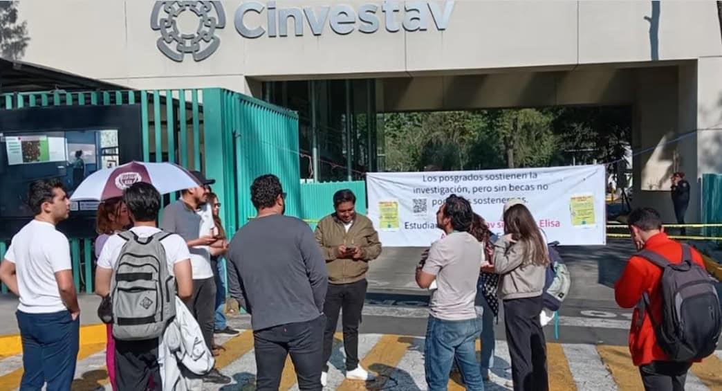 Estudiantes sin beca cierran instalaciones del Cinvestav