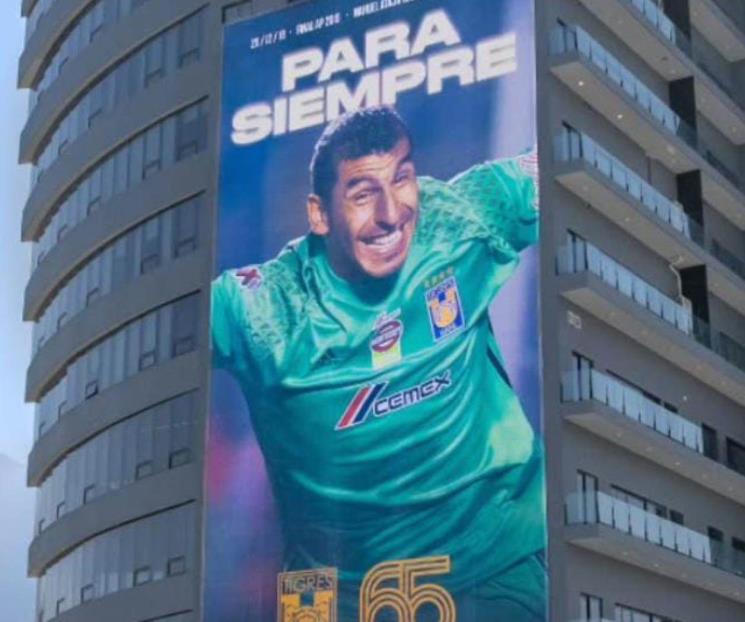 Colocan gigantografías para celebrar a Tigres por su aniversario 65