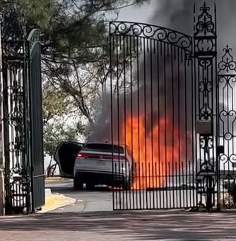 Una camioneta Terramont valuada en un millón 200 mil pesos, terminó convertida en chatarra, al incendiarse en una zona exclusiva del municipio de San Pedro Garza García.