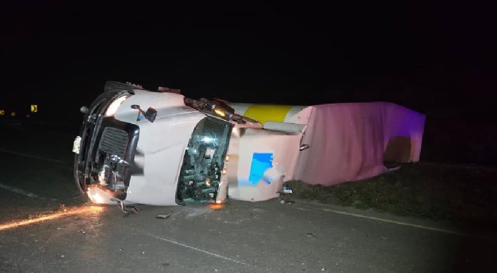 Untráiler cargado con varias toneladas de muebles de línea blanca y electrónica, volcó en un tramo carretero del municipio de Linares.