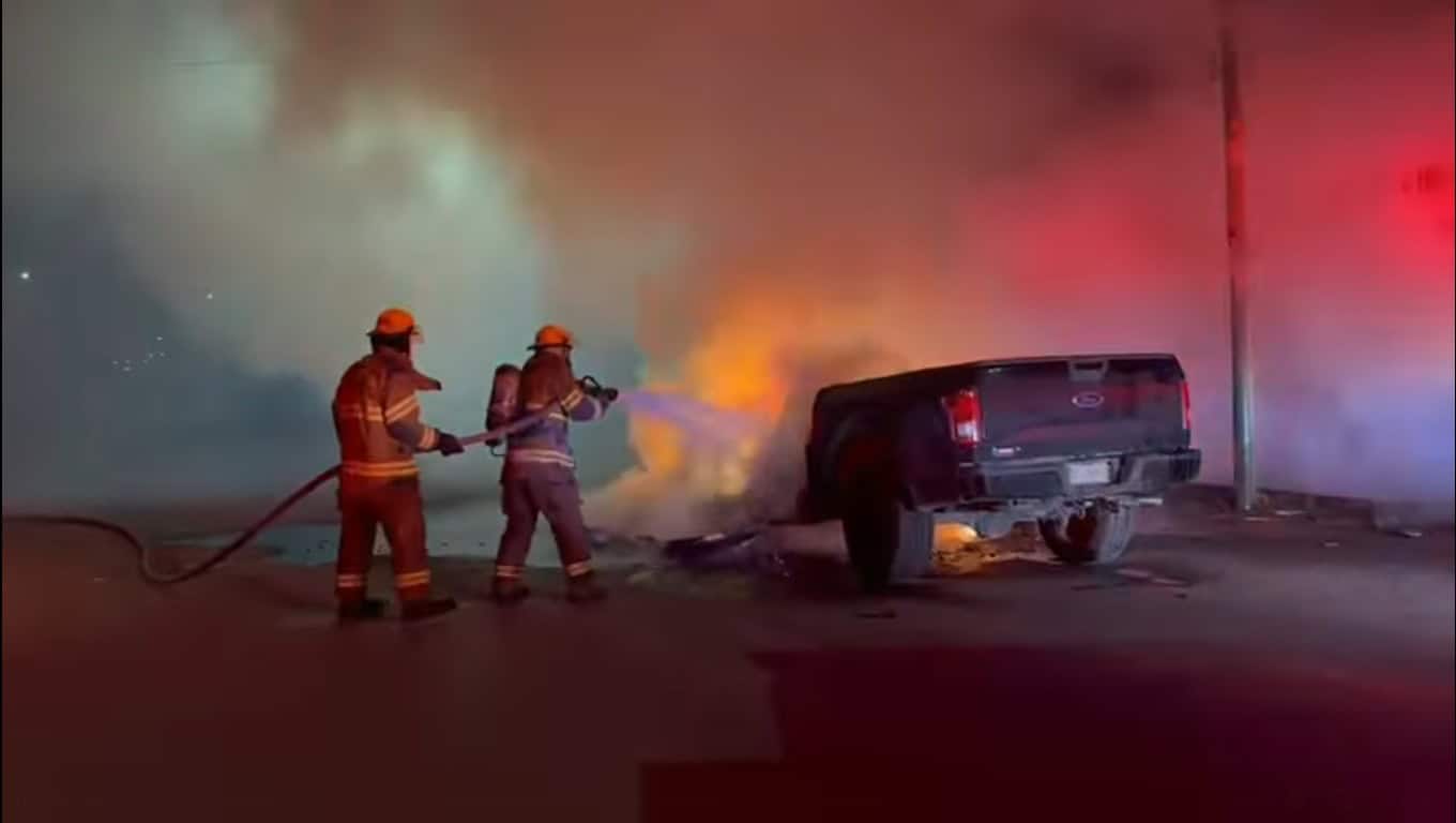 Una falla mecánica, provocó el incendio de una camioneta en el centro del municipio de Linares, provocando una intensa movilización de los puestos de socorro.