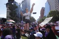 Aparece piñata de Cuauhtémoc Blanco en marcha del 8M Aparece piñata de Cuauhtémoc Blanco en marcha del 8M