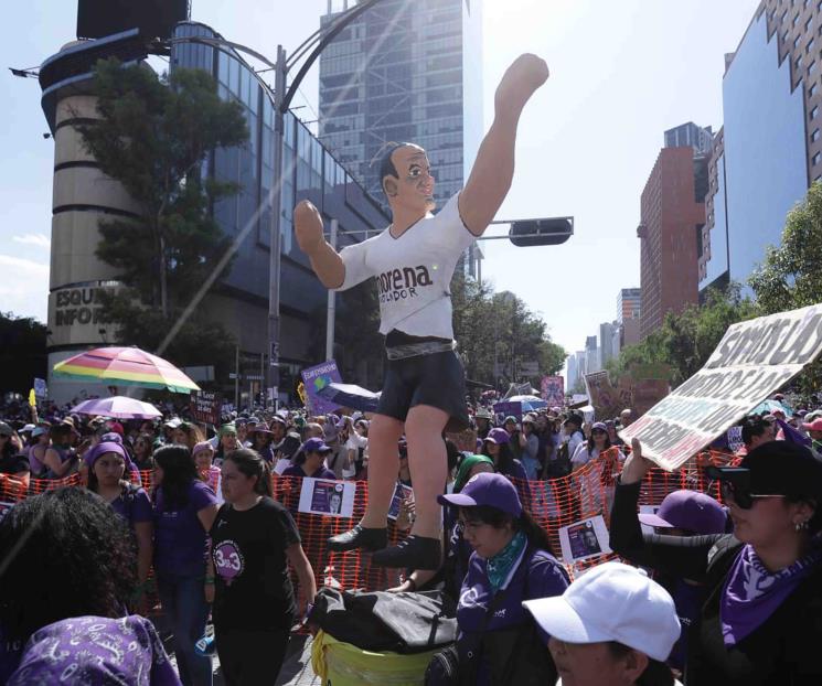 Aparece piñata de Cuauhtémoc Blanco en marcha del 8M