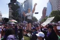 Aparece piñata de Cuauhtémoc Blanco en marcha del 8M Aparece piñata de Cuauhtémoc Blanco en marcha del 8M