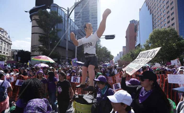 Aparece piñata de Cuauhtémoc Blanco en marcha del 8M