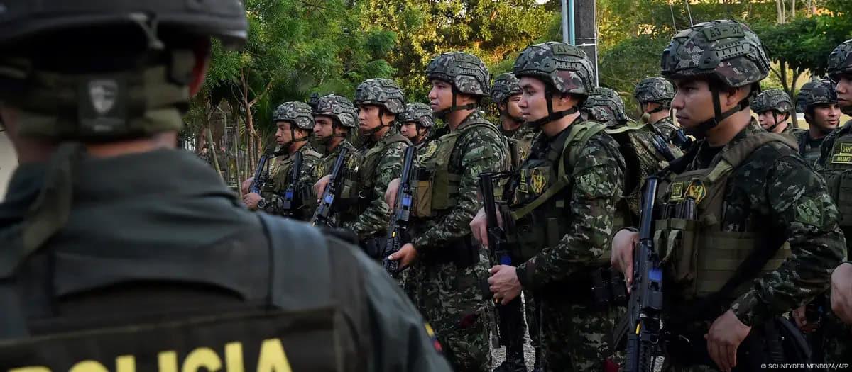 Liberan a 29 policías y militares