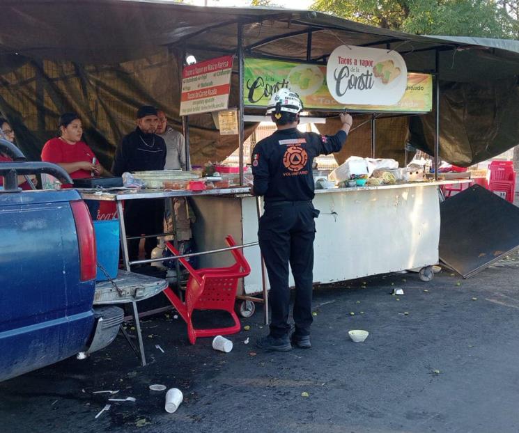 Choca vehículo con puesto de tacos en San Nicolás