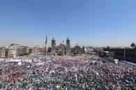 Se desborda una ´ola guinda´ en el Zócalo Se desborda una ´ola guinda´ en el Zócalo
