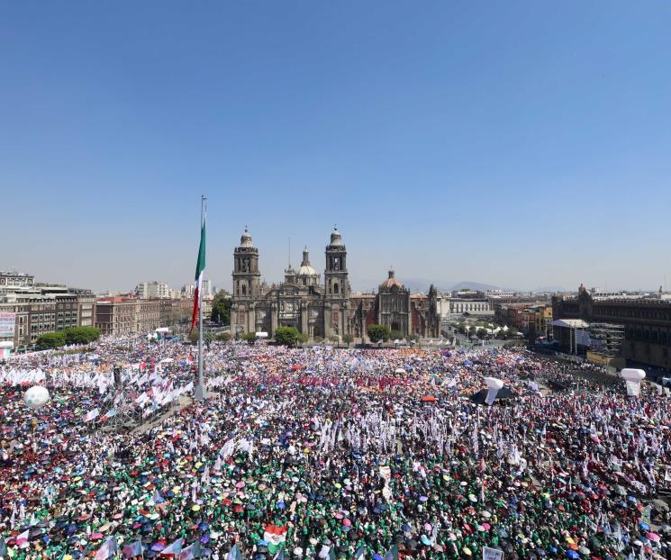 Se desborda una ´ola guinda´ en el Zócalo