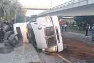 Vuelca trailero y resulta lesionado en San Nicolás Vuelca trailero y resulta lesionado en San Nicolás