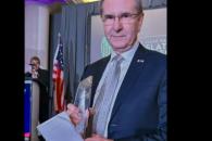 Premian a Esteban Moctezuma por protección a mexicanos en EU Premian a Esteban Moctezuma por protección a mexicanos en EU