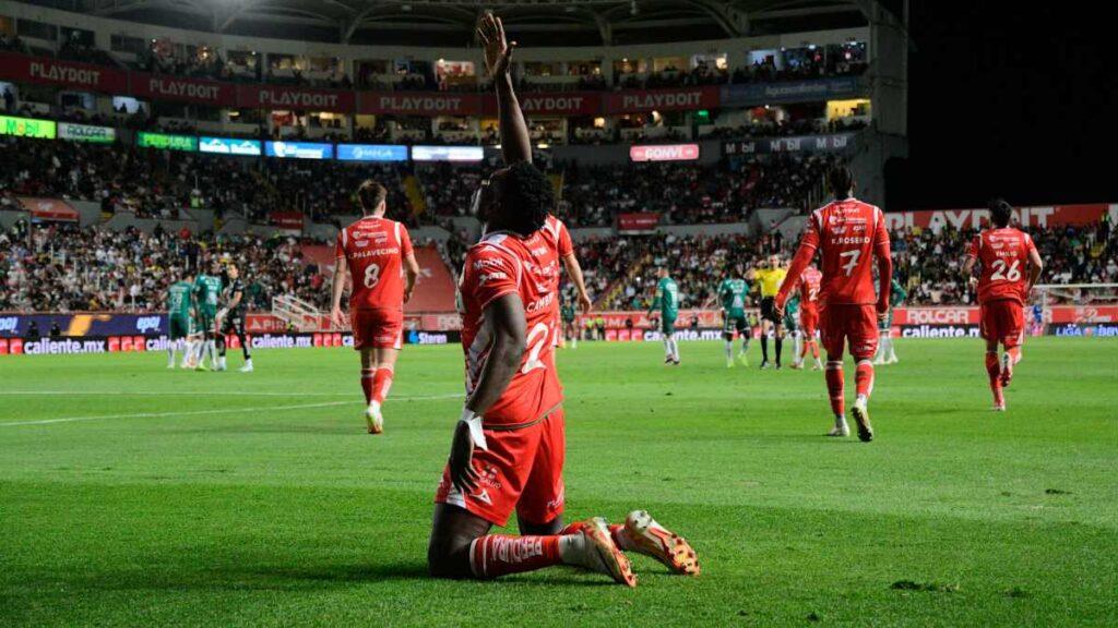 Necaxa vence con 10 hombres al líder León 