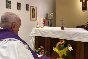 Comparte El Vaticano fotografía de Papa Francisco en hospital