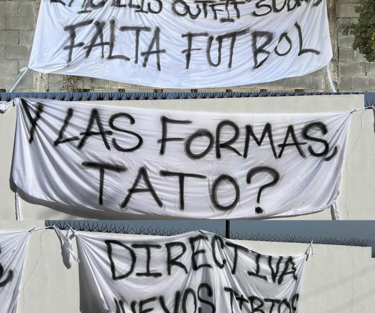 Protesta afición de Rayados con mantas hacia directiva