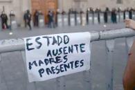 Cientos de zapatos y veladoras en el Zócalo Cientos de zapatos y veladoras en el Zócalo