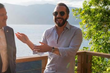 Recibe Bukele a presuntos criminales deportados por EU