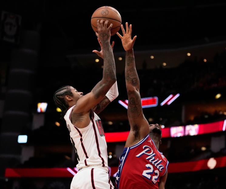 Rockets se imponen a Sixers