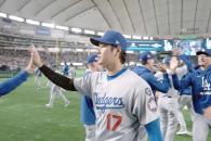 Inician Dodgers defensa con éxito