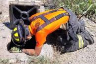 Rescatan a perro que cae en alcantarilla Rescatan a perro que cae en alcantarilla