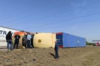 Vuelca tráiler en Ciénega de Flores Vuelca tráiler en Ciénega de Flores