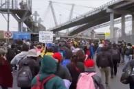 Integrantes de CNTE bloquean acceso a la Terminal 1 y 2 del AICM Integrantes de CNTE bloquean acceso a la Terminal 1 y 2 del AICM