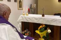 El papa Francisco deja de usar máscara de oxígeno